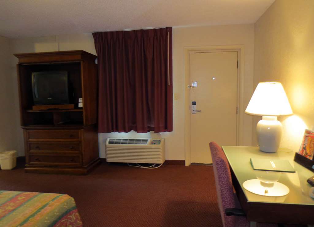 America'S Best Inn And Suites Emporia Quarto foto